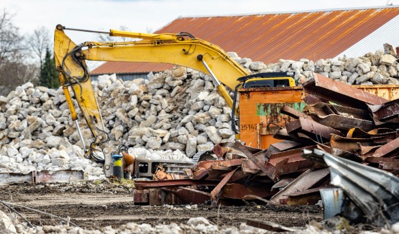 How Demolition Waste Gets Managed on a Professional Construction Site